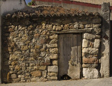 Taştan yapılmış ve terk edilmiş eski bir kır evi.