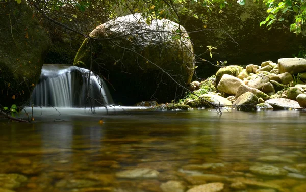 Grote Rots Een Rivier — Stockfoto