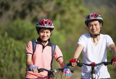 Mutlu çift bisikletçi