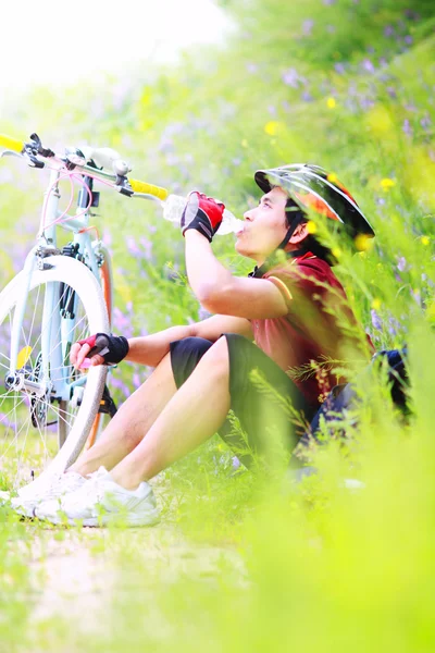 Cyclist resting and drinking — Stock Photo, Image