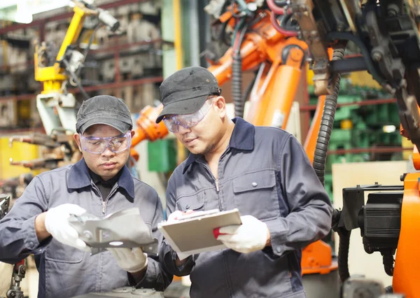 Två engineering i fabrik — Stockfoto