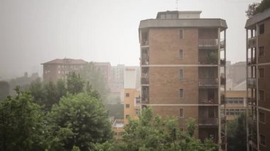 Bina Bahçe yağmur ile üzerinde görünümünü