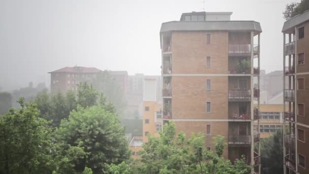 Vista del edificio sobre jardín con lluvia — Vídeos de Stock