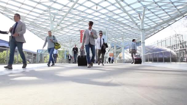 Personas en la entrada del Salone del Mobile — Vídeo de stock