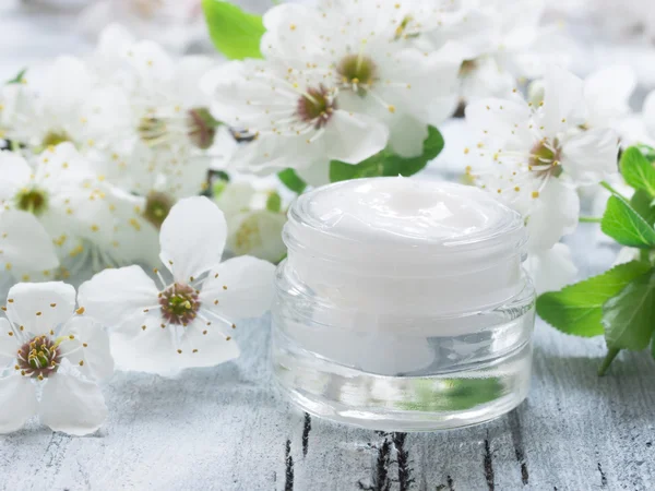 Crema viso natual con fiore di primavera — Foto Stock