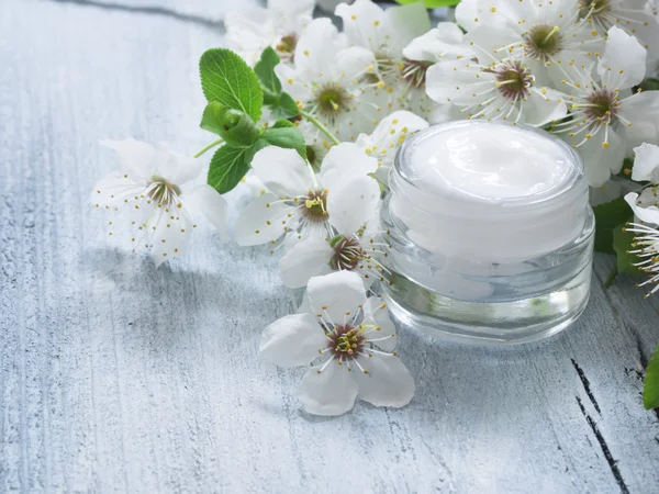 Crema facial natual con flor de primavera — Foto de Stock