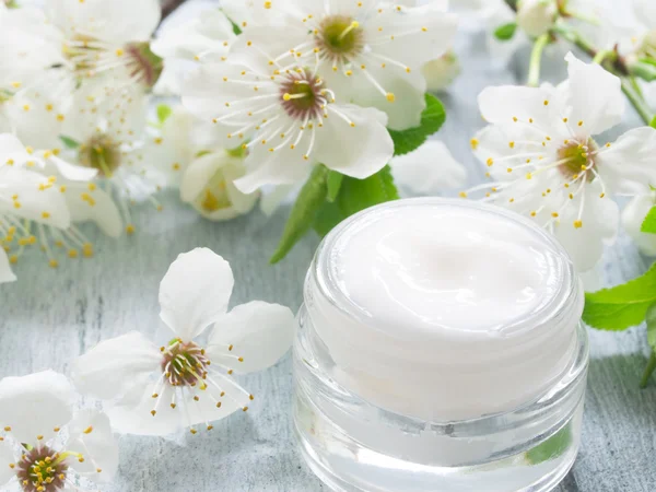 Crème naturelle pour le visage avec fleur de printemps — Photo