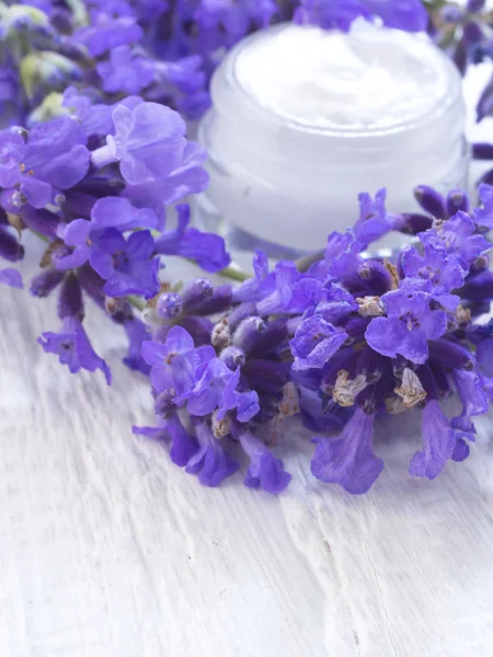 Cosméticos orgânicos, naturais com lavanda — Fotografia de Stock