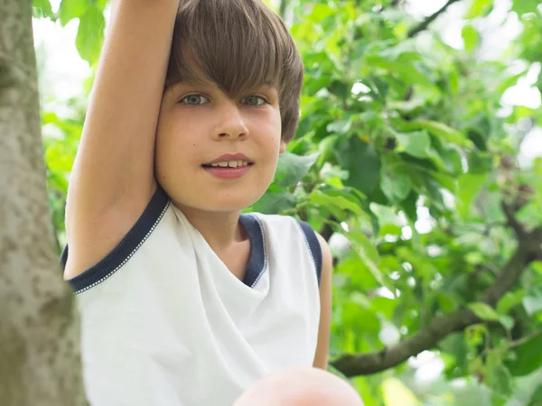 Porträt eines hübschen Jungen — Stockfoto