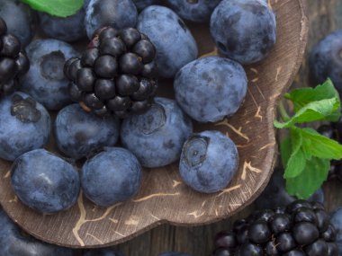 Taze yaban mersini ve böğürtlen