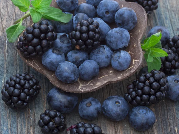 Fresh blueberries and blackberries — Stock Photo, Image