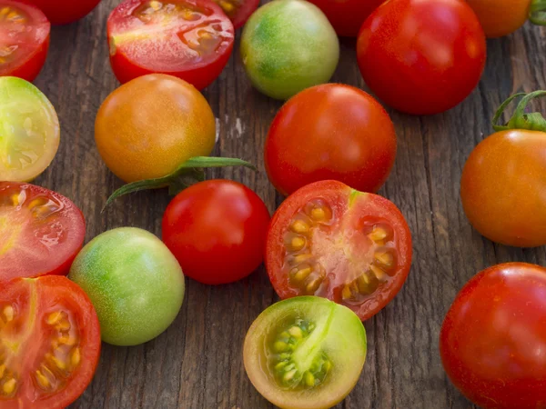 Fresh cherry tomatoes — Stock Photo, Image