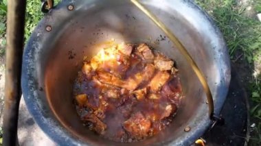 gulaş bir kazan içinde hazırlama