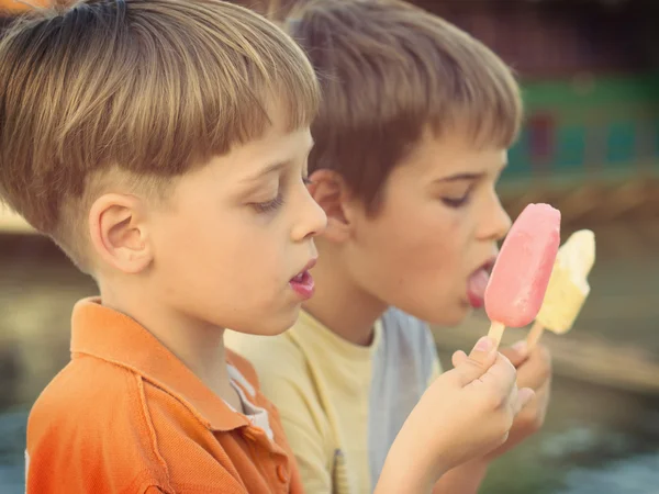 Boys eating ice cream — Stock Photo, Image