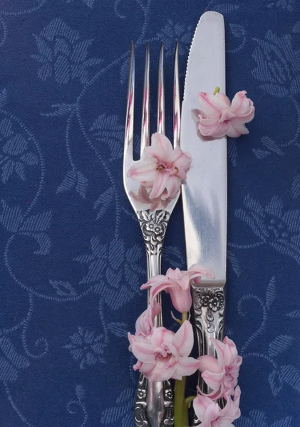 Вилка и нож со свежими цветами — стоковое фото