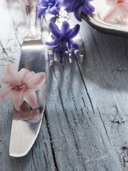 Tenedor y cuchillo con flores frescas — Foto de Stock