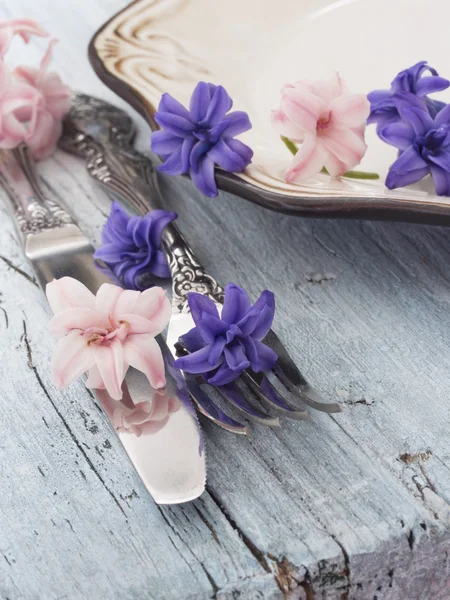 Tenedor y cuchillo con flores frescas — Foto de Stock