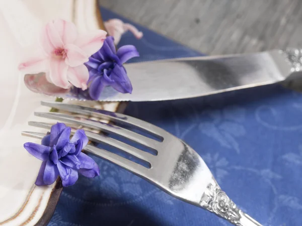 Gabel und Messer mit frischen Blumen — Stockfoto