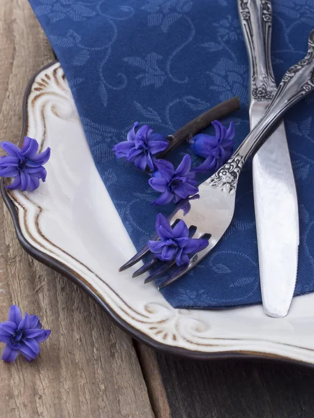 Vidlička a nůž s čerstvými květinami — Stock fotografie