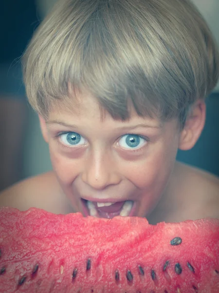 Хлопчик їсть кавун — стокове фото