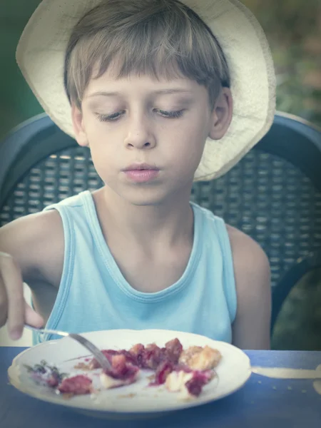 Menino comendo — Fotografia de Stock