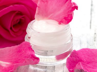 Güllü yüz kremi