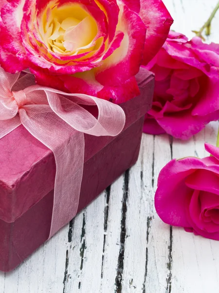 Scatola regalo con rose — Foto Stock