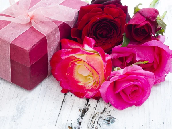 Δώρο κουτί με τριαντάφυλλα — Φωτογραφία Αρχείου