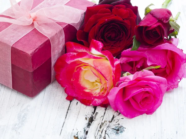 Gift box with roses — Stock Photo, Image