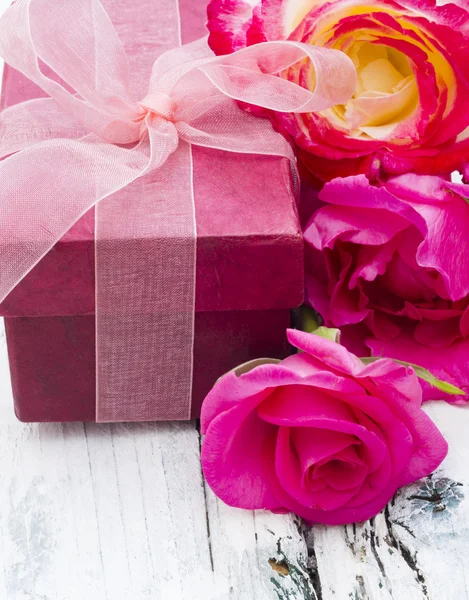 Scatola regalo con rose — Foto Stock