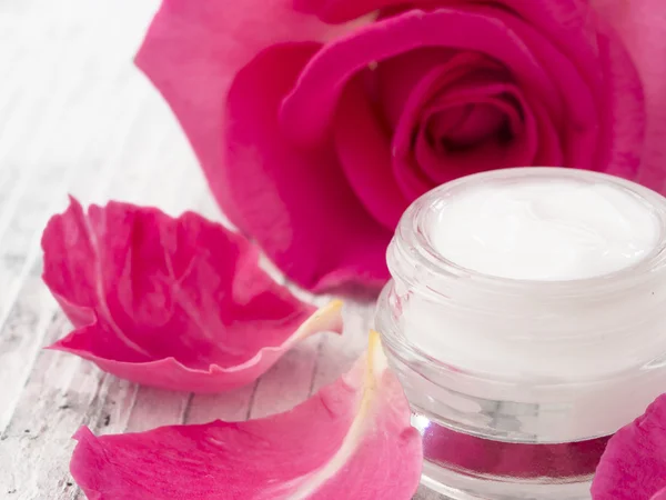 Crema facial con rosas —  Fotos de Stock