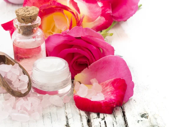 Natuurlijke cosmetica met rozen — Stockfoto