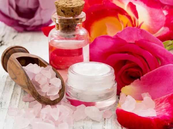 Cosméticos naturais com rosas — Fotografia de Stock