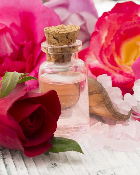 Cosméticos naturales con rosas —  Fotos de Stock