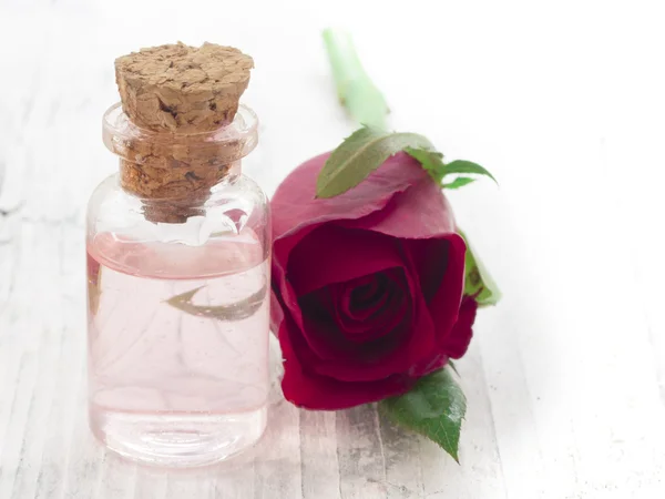 Agua de rosas perfumada — Foto de Stock