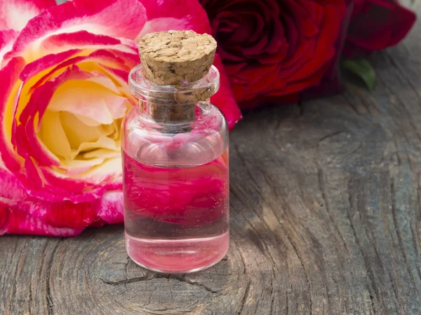 Parfymerad rosenvatten — Stockfoto