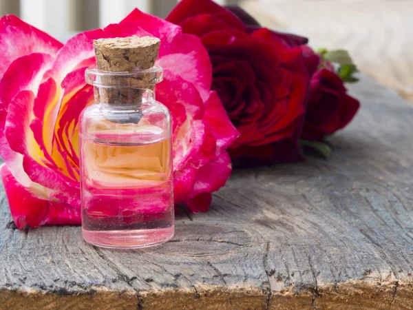 Agua de rosas perfumada — Foto de Stock