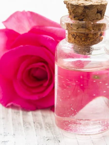 Парфюмерная розовая вода — стоковое фото