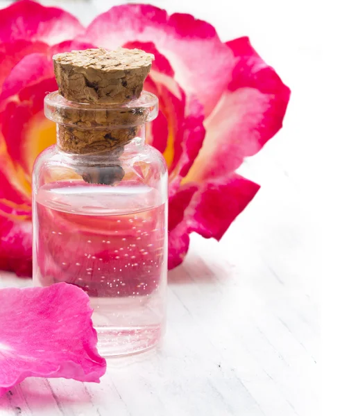 Agua de rosas perfumada —  Fotos de Stock