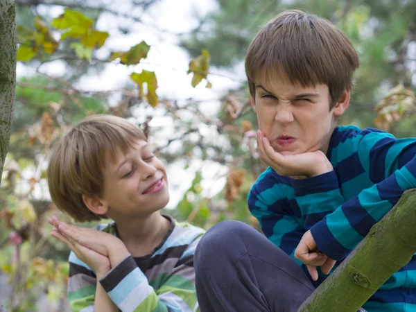 Boys playing outside — Stock Photo, Image