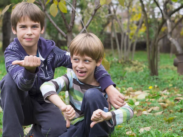 Boys playing outside — Stock Photo, Image