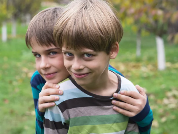 Jungen spielen draußen — Stockfoto