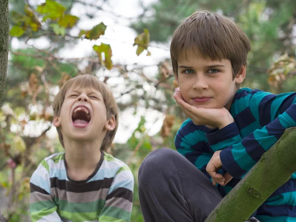 Boys playing outside — Stock Photo, Image