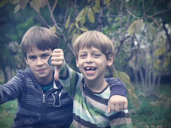 Boys playing outside — Stock Photo, Image