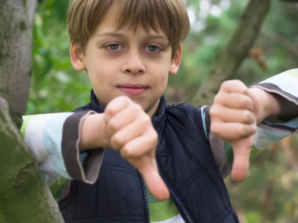 Portret van een knappe jongen — Stockfoto