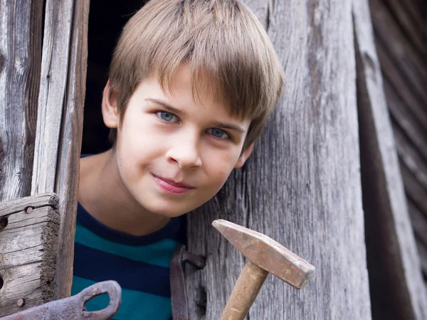 Yakışıklı bir genç çocuk portresi — Stok fotoğraf