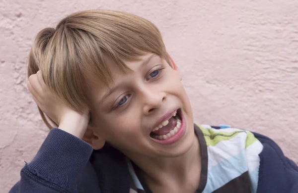 Söt pojke porträtt — Stockfoto