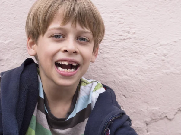 Niedliches Jungen-Porträt — Stockfoto