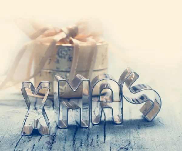 Christmas arrangemang med metalliskt bokstäver — Stockfoto