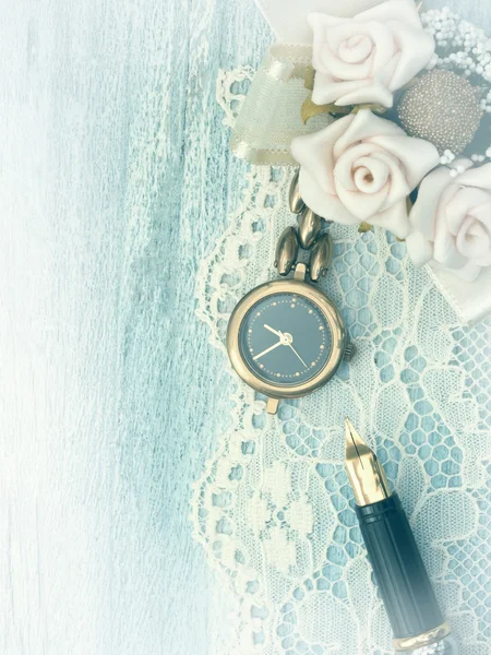 Старые женские часы на кружеве — стоковое фото